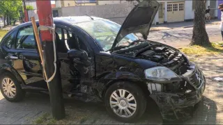 Fuerte choque en barrio Hospitales: un auto se incrustó en un local 