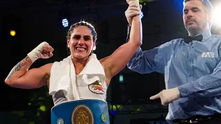 Victoria Bustos ganó por decisión unánime y es campeona superpluma