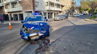 Violento choque entre un patrullero y un auto en barrio Echesortu