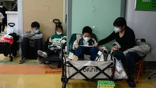 China: varios hospitales desbordados por un brote de neumonía en niños