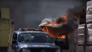 Un camión en llamas en un corralón de zona sur