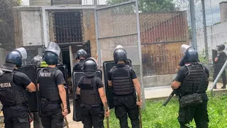 Hacinamiento, motín y tensión: veinte presos de la Comisaría 24ª fueron trasladados