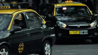 La polémica por el efectivo en taxis enfrenta a titulares y choferes