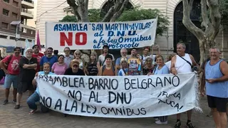 Estudiantes y asambleas barriales salen en Rosario a protestar contra Milei