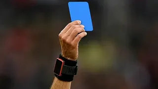 Los árbitros debaten la llegada de la tarjeta azul al fútbol