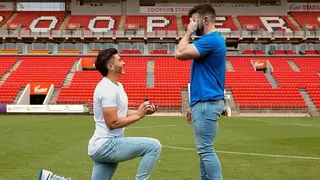 Un futbolista le pidió casamiento a su novio en el campo de juego