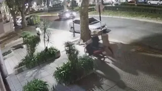 Video: motochorros atacan a una joven en pleno bulevar Oroño
