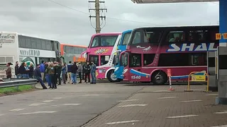 Una numerosa caravana rosarina viaja a la manifestación por la universidad pública