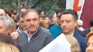 De Loredo fue insultado en la marcha en Córdoba: "Andá con Conan, ensobrado"