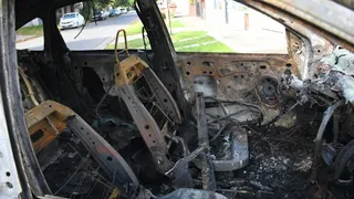 Ola de violencia: incendiaron al menos 13 vehículos y dejaron notas con amenazas