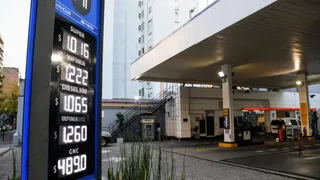 Aumentó el combustible: el litro de súper pasó los 1000 pesos