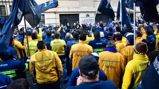 Protesta de empleados de Correo Argentino por 26 despidos y cierre de oficinas en pueblos