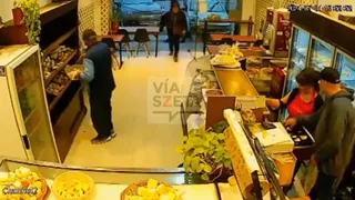 Delincuente robó una panadería tuvo que atender a los clientes paras zafar