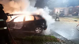 Continúa la saga de ataques incendiarios contra autos en Rosario