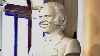 Milei inauguró entre lágrimas un particular busto de Menem en Casa Rosada