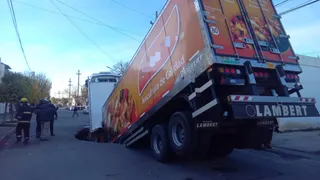 Un pozo se tragó un camión con acoplado en Córdoba 