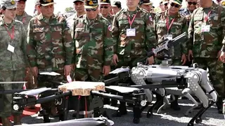 China presentó un ejército de perros robot con ametralladoras en sus espaldas