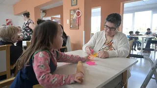 Un proyecto vincula niños con adultos mayores de una residencia comunal