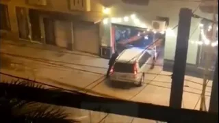 Lo echaron de un bar y decidió embestir con su camioneta el frente del local
