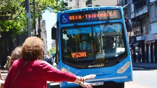 Voy a pata: en abril se desplomó la cantidad de viajes en transporte público