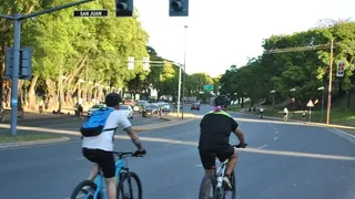 Avenida Belgrano, el riesgoso "circuito" tomado por los ciclistas 