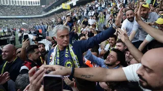 Mourinho fue presentado en el Fenerbahce y se compró a los hinchas 