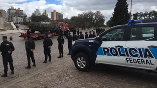 Una veintena de policías intoxicados en Rosario: debieron ser trasladados en avión sanitario
